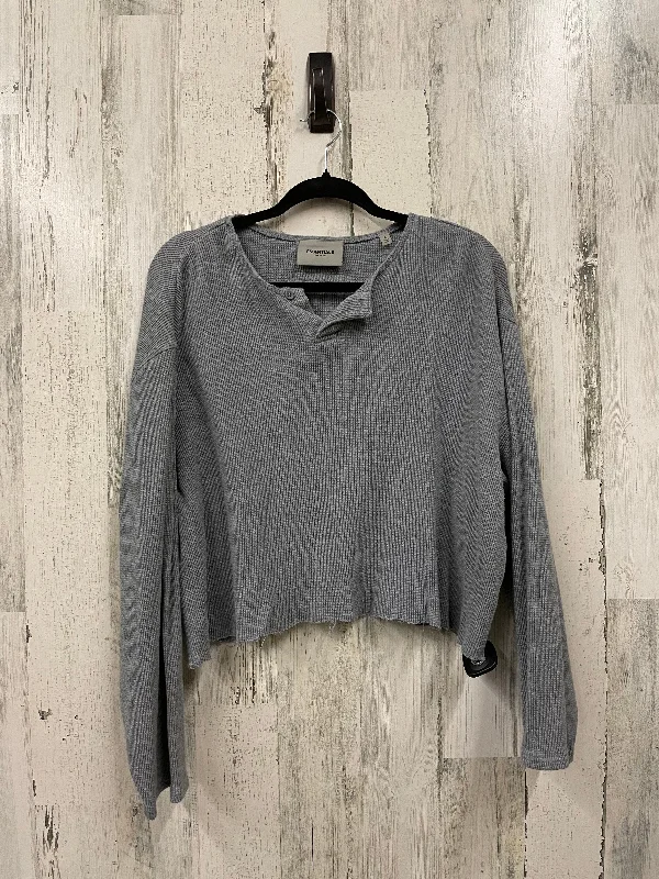 Sweater By Essentials In Grey, Size: S